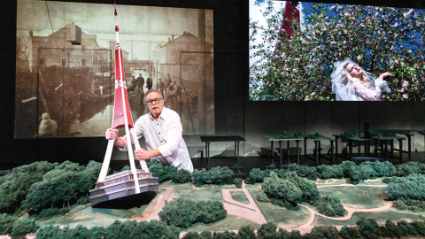 Izrāde atsaucas uz Aivara Freimaņa 1974. gadā iznākušo filmu Ābols upē. Gan filmā, gan izrādē vienu no galvenajām lomām atveido Ivars Kalniņš. Publicitātes foto