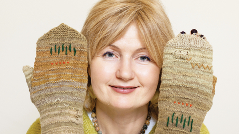 Elīna ar Jettes adītajiem cimdiem Brenča pavasara vēstneši jeb Nodeva modernajai mākslai. Kā impulss kalpojis Rūdolfa Blaumaņa dzejolis Brenča pavasara vēstneši. «Jettes pirmā personālizstāde Rīgā bija Blaumaņa muzejā, un viņa teica: man taču jāiet pie Blaumaņa ar ciemakukuli! Nodeva modernajai mākslai tāpēc, ka tajā laikā parādījās māksla, kas likās pilnīgi aplama.»