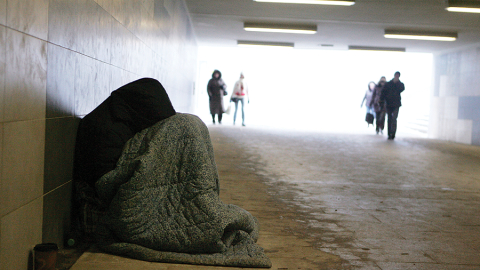 Kāda sieviete Stacijas tunelī Rīgā.