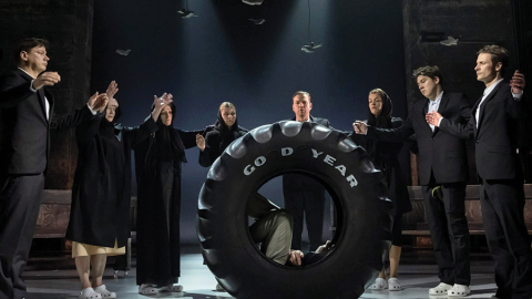 Bēru aina. Riepa kā tāds mūža rats aizripina mūžībā tos, kuru laiks pienācis. Publicitātes foto