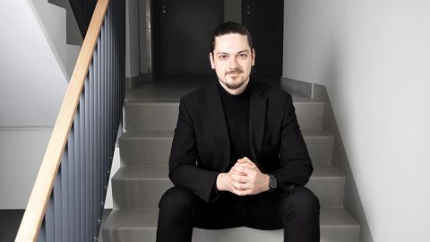 Pirmās palīdzības sniegšanu, tajā skaitā sirds masāžu, Emīls apguva autovadītāju kursos.