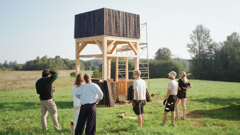 Autoru grupa namiņa būvniecības procesā