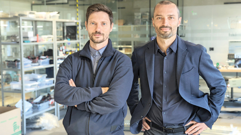 Kamēr nav pierādījies, ka spēj izdarīt to, ko saki, militārajā industrijā ir grūti sākt pelnīt, saka Origin Robotics līdzdibinātājs Agris Ķipurs (pa labi). Attēlā viņam līdzās: otrs uzņēmuma īpašnieks Iļja Nevdahs.
Foto no uzņēmuma arhīva