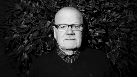 Jānis Peters 2011. gada nogalē, pozējot Ir intervijai.
Foto — Nora Krevneva, no Ir arhīva