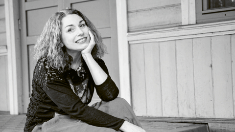 Laima Ābele (1972) ir socioloģijas un vadības zinību maģistre. Mācījusies Literārās akadēmijas dzejas meistarklasēs. Darbojas dzejas grupā Sintakses stupors.