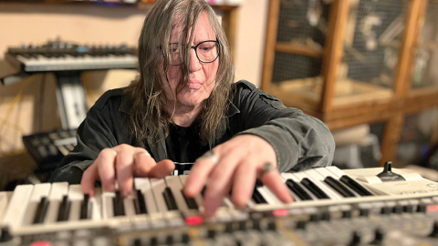 Juris Kulakovs filmas Mākslas darbi rodas mokās uzņemšanas procesā.
Foto — Uldis Cekulis