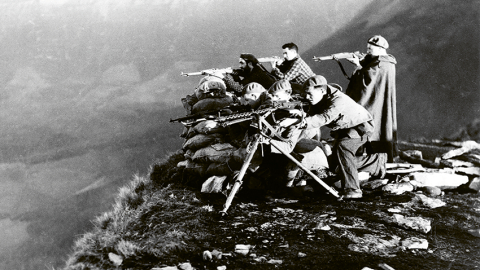 Pilsoņu karš Spānijā. Frankisti savās pozīcijās Hueskas provincē 1936. gada decembrī.
Foto — AP Images