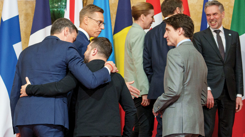 Jau divas dienas pēc sadursmes Baltajā namā Londonā notika samits, kurā Eiropas politiķi apsprieda, kā ātri un efektīvi palīdzēt Ukrainai.
Foto — Scanpix