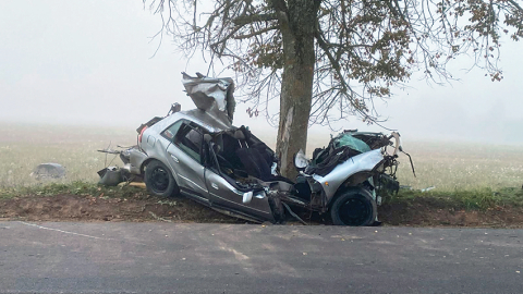 Avārijā sadauzīto un glābēju sagraizīto automašīnu pērn 19. septembra rītā nobildēja Kristīne, kura neļāva savai četrpadsmitgadīgajai meitai Ksenijai naktī ar draugiem doties izklaidēs. Viņa vēlas pieaugušajiem likt aizdomāties, vai tiešām darām visu, lai šāda nelaime vairs nenotiktu.
Foto — Kristīne Oņiskiva
