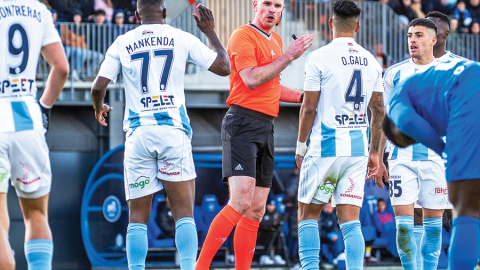 Edgars Maļcevs, tiesājot Latvijas futbola Virslīgas spēli pagājušā gada pavasarī. Foto — futbola klubs Riga FC