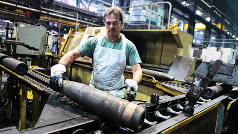 155 milimetru artilērijas lādiņu konveijers ieroču rūpnīcā Pensilvānijas štatā ASV.