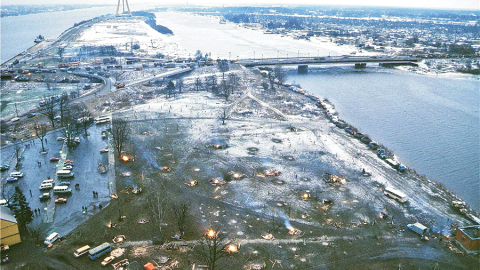 Barikāžu ugunskuri pie Latvijas televīzijas ēkas Zaķusalā 1991. gada janvārī