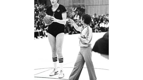 Uļjana Semjonova Eiropas līgas kausa izcīņā 1983. gadā TTT spēlē pret vācu klubu DJK Agon 08 Dusseldorf. Foto — Sueddeutsche Zeitung Photo / Alamy