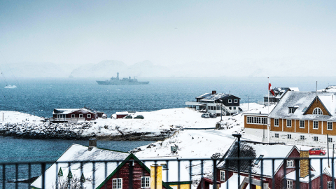 Dānijas jūras spēku kuģis HDMS Vaedderen pie Grenlandes galvaspilsētas Nūkas.