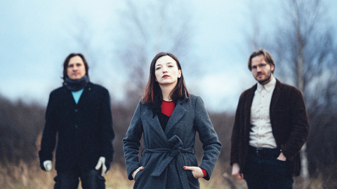 No kreisās Edgars Šubrovskis, Sniedze Prauliņa un Oskars Jansons. Publicitātes foto