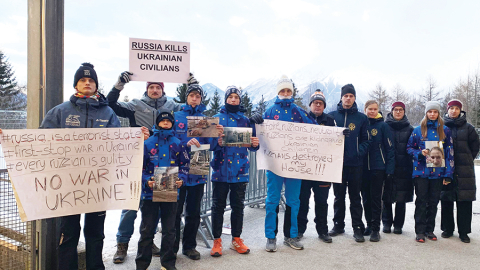 Latvijas skeletona izlases treneris Ivo Šteinbergs (otrais no kreisās), skeletonistes Marta Andžāne (pirmā no labās) un Dārta Neimane (trešā no labās) protestā kopā ar ukraiņiem un zviedriem.