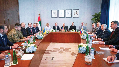 Ukrainas (pa kreisi) un Krievijas (pa labi) delegāciju sarunas Abū Dabī 24. janvārī. Vidū vidutāji no ASV.