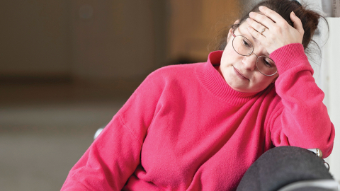 «Jā, esmu saņēmusi pabalstu,» pajumti zaudējusī Jūlija Kapustinska saka par visai mājsaimniecībai piešķirtajiem 1560 eiro no pašvaldības. «Bet kā ar šo nelielo summu dzīvot pēc tam, kad bojā gājusi visa mūsu iedzīve?»