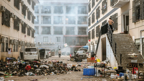 Daži darbinieki, kuri nevēlējās pamest teritoriju, sāka dedzināt biroja mēbeles un papīrus, lai pagatavotu ēdienu un iznīcinātu pierādījumus.