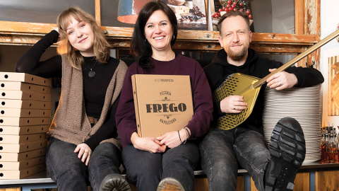 Jaunie uzņēmēji: Elizabete, Karīna un Jānis Frišfeldi, Frego Pizza .