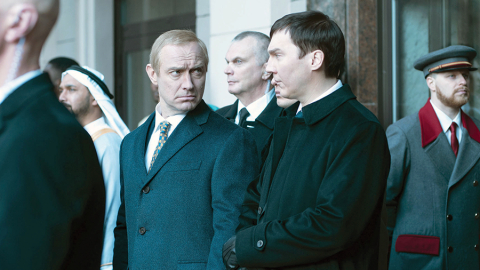 Vladimira Putina lomā britu aktieris Džūda Lovs, viņa padomnieka Vadima Baranova lomā — amerikānis Pols Dano. Foto — Capital Pictures/Scanpix