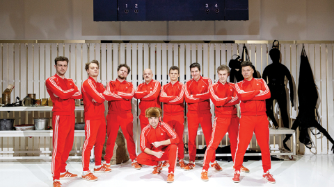 No kreisās: Kārlis Artejevs, Kārlis Ērglis, Sandis Pēcis, Kaspars Kārkliņš, Artūrs Irbe, Hugo Puriņš, Valts Skuja, Armands Kaušelis. Priekšplānā Mārtiņš Kalita, kas spēlē Rolandu Upatnieku.