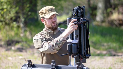Viens no Origin Robotics produktiem ir uzbrukuma drons Beak — munīciju nesoša sistēma, kas ļauj uzbrukt mērķim uz zemes. Publicitātes foto