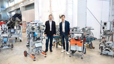 Aerones dibinātāji Dainis Krūze (no kreisās) un Jānis Putrāms riska kapitāla fondu finansējumu bija gatavi iemainīt pret uzņēmuma daļām, jo šķita svarīgi strauji palielināt pakalpojumu sniegšanas apjomu. Foto no uzņēmuma arhīva