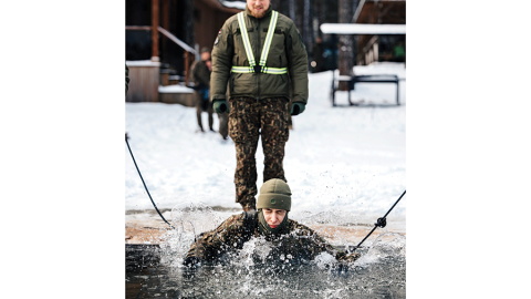 Mehanizētās kājnieku brigādes 3. kājnieku bataljona zemessargu mācības 12. janvārī, apgūstot prasmes izdzīvošanai vēsos laika apstākļos. Foto — Aizsardzības ministrija