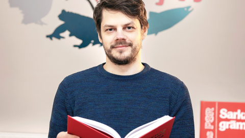 Viens no jaunā izdevuma diviem galvenajiem redaktoriem Jēkabs Dzenis. Darbs pie grāmatas ilga četrus gadus, un tas ir apmēram 100 cilvēku komandas veikums. Foto — Sergejs Čičagovs