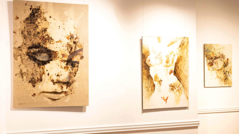 Zojas Golubevas un Denisa Evinsa izstādē It kā mums nebūtu, no kā bīties. Publicitātes foto