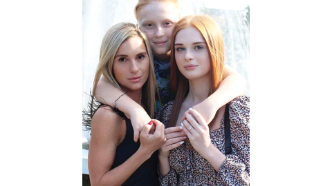 Irina Kučerenko ar dēlu Arturu un meitu Ļeru.