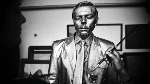 Miervaldis Polis performancē Bronzas cilvēks 1987. gadā, to fotodokumentēja Atis Ieviņš