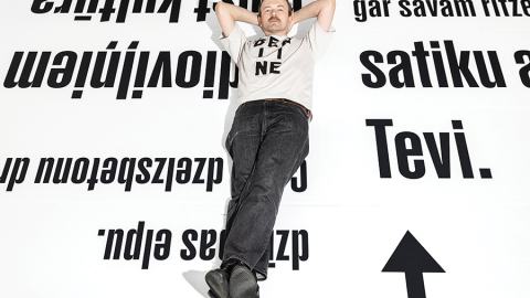 Izstādes līdzveidotājs dzejnieks Kārlis Vērdiņš: «Par flanēriem skatītāji kļūst arī izstādē. Piemēram, lai lasītu dzeju, ir jāstaigā, jo dzejoļi atrodas uz grīdas.»