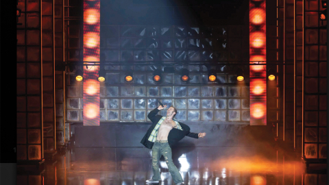 Aktieris Valts Skuja precīzi atveido Mārtiņa Freimaņa manierismus, bet neiekrīt popielas stila kopijas lamatās. Foto — Aigars Hibneris