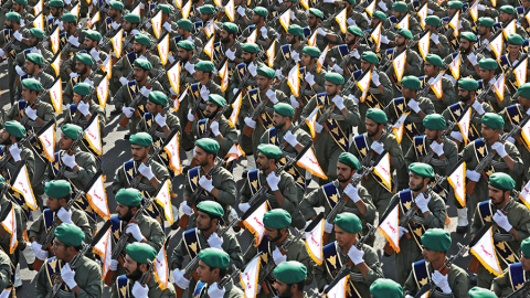 Irānas Revolucionārās gvardes kadeti parādē Teherānā 2022. gadā.