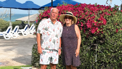 «Mana sieva ir ukrainiete. Mums ir daudz radu gan Krimā, gan Rietumukrainā. Daudzi šobrīd ir frontē. Tas, kas notiek šeit, nav salīdzināms ar to, kas ir Ukrainā. Tāpēc visu uztveru mierīgi,» saka uzņēmējs Āris Ozoliņš, kurš kopā ar sievu Taisu turpina atpūsties Dubaijā.