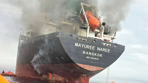 Ugunsgrēks uz Taizemē reģistrētā kravas kuģa 11. martā, kad tam trāpīja irāņu drons aptuveni 11 jūras jūdzes (20 km) no Omānas krastiem. Omānas krasta apsardze evakuēja 20 apkalpes locekļus, bet trīs pazuduši bez vēsts. Todien tika reģistrēti seši uzbrukumi jūrā, tajā skaitā ar sprāgstvielām bruņotas ātrlaivas taranēja divus tankkuģus.