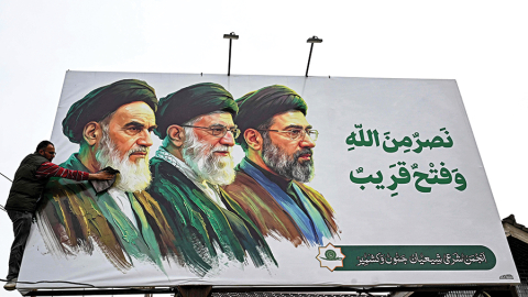 Jauns plakāts Teherānā ar valsts augstākajiem līderiem — ājatollu Rūhollāhu Homeinī, kas vadīja valsti no 1979. līdz 1989. gadam, Alī Hāmenejī (1989—2026) un jauniecelto Modžtabu Hāmenejī.