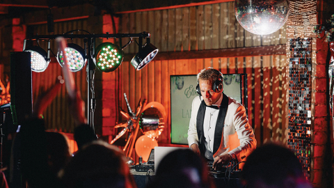 Jaunais DJ čempions Elvis Grinbergs pie pults stājās arī savās kāzās. «Līdz šim tā ir spilgtākā diena, kas manā dzīvē ir bijusi.» Tāpēc iekļaut tajā arī savu aizraušanos bija īpašs notikums.
Foto — Juris Zīģelis