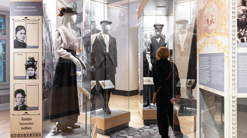 19. un 20. gadsimta miju raksturoja jauna veida mobilitāte, cilvēki straujāk pārvietojās, iesaistījās darba tirgū un apģērbs kļuva brīvāks. Emancipētās sievietes kleitas vietā sāka valkāt svārkus un blūzi.