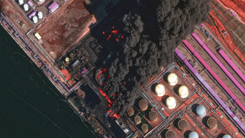 No satelīta uzņēmtā attēlā redzams plašs ugunsgrēks Ustjugas ostā 27. martā.