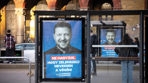 Viktora Orbāna vadītās partijas pasūtītie plakāti Budapeštas ielās — «Nepieļausim, ka Zelenskis smejas pēdējais!» un «Mūsu ziņa Briselei: Mēs nemaksāsim!»