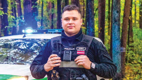 Kopš par Kristiāna Sutras paveikto zināms publiski, brīžiem policistam šķiet, ka viņam pievērsta pārāk liela uzmanība. «Esmu vairākkārt jautājis Leonīda sievai, vai viņiem tas nešķiet par daudz. Nē, viņi tieši grib akcentēt manu darbu, lai tas būtu labs piemērs citiem,» viņš atklāj. Foto no Rīgas valstspilsētas pašvaldības policijas arhīva