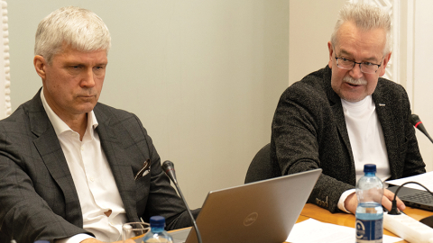 Aleksandrs Bartaševičs un Jānis Tutins 10. aprīļa Rēzeknes domes sēdē.