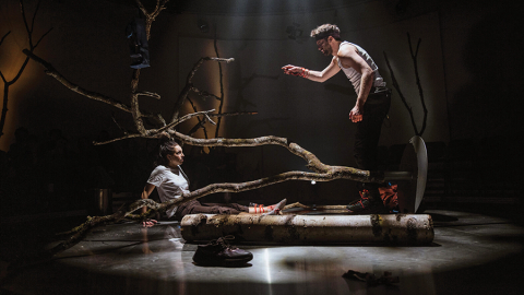 Kortnija (Anna Nele Āboliņa) un Ārons (Aksels Aizkalns).