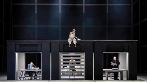 Scenogrāfs Reinis Dzudzilo Pirmavota pasauli redz kā koordinātu sistēmu, kurā ik ķermenis pūlas atrast savu vietu, kamēr atšķirīgās darbības vides iezīmējošās kastītes rāda, cik daudzi spēlētāji rausta pavedienus katrs savā virzienā.