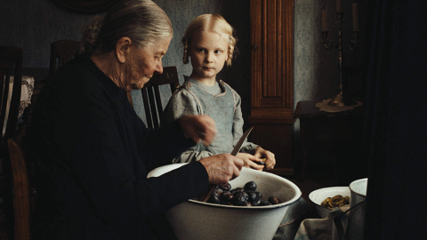 Filma Lūkojoties saulē aptver četras paaudzes. Publicitātes foto