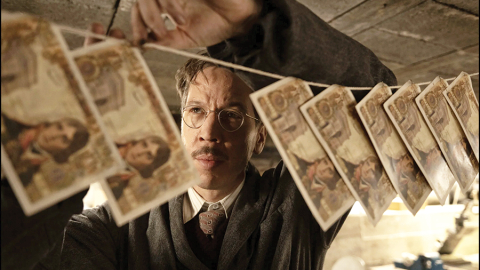 Filmas galvenajam varonim ir reāls prototips — poļu inženieris Bojarskis, kurš Francijā nonāca pēc Otrā pasaules kara. Galvenajā lomā aktieris Reda Katebs. Publicitātes foto