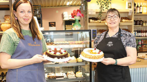 Inese Veismane (no labās), SIA Gardums īpašniece, un Baiba Bokmeldere, projektu vadītāja.
